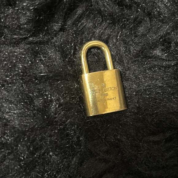 Gold Louis Vuitton lock & key #322😍 - Picture 4 of 5